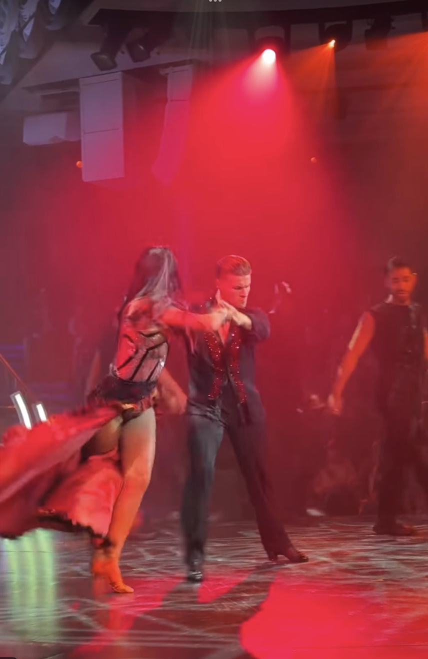 Erik Linder performing in Viva La Musica